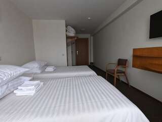 Отель Hotel Madona Мадона Классический двухместный номер с 2 отдельными кроватями-2
